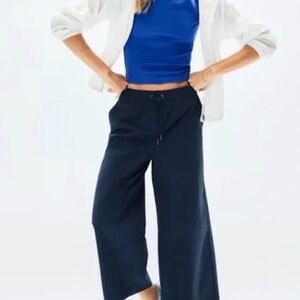 Athleta Midday Mid Rise Crop Poplin Pant in Navy